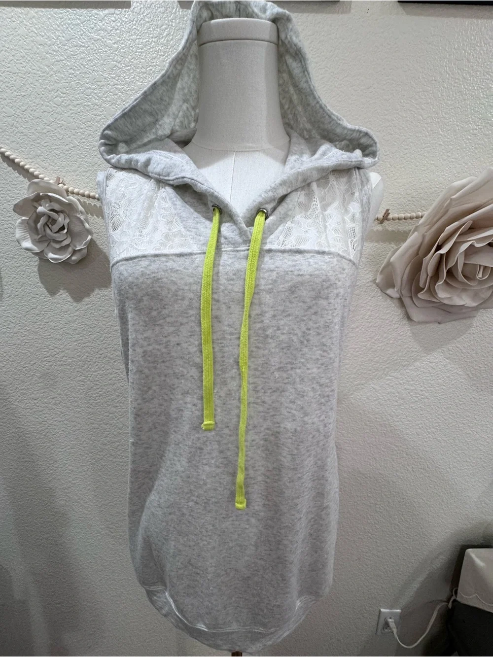 Women's fleur't with ie 3 piece set, Light Gray Hooded Pajama Set with Neon
